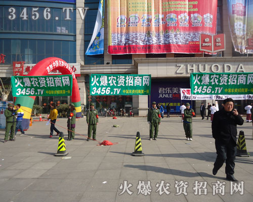 透我們看到了火爆列隊拼搏的勇氣