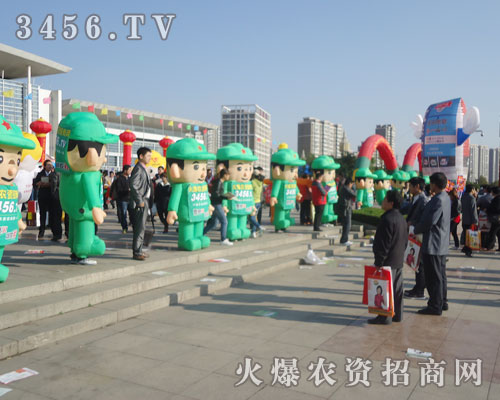 別具特色的卡通氣模一出場(chǎng)就受到了廣泛的關(guān)注和好評(píng)