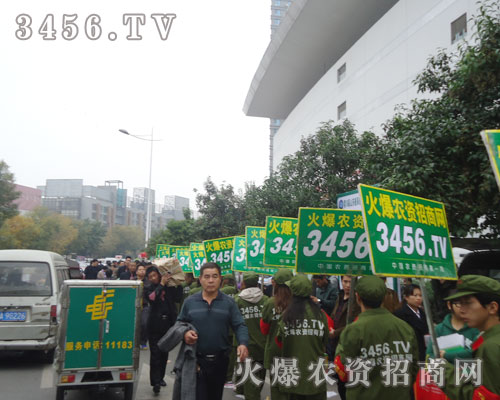 綠色軍裝卡通氣模宣傳隊伍卓爾不凡的風范