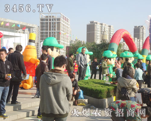 卡通氣模的宣傳隊伍陣容龐大