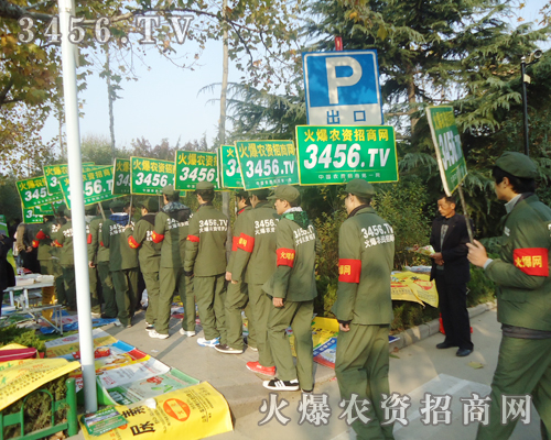 綠色軍裝宣傳隊(duì)伍以其獨(dú)特的形象，贏得了很多人的青睞