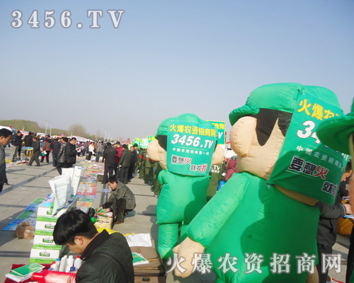 在人來人往的會場上，農(nóng)資網(wǎng)顯得格外顯眼！