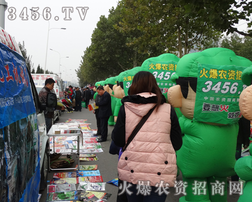 氣模娃娃在會(huì)場(chǎng)上留下了深深的奮斗足跡