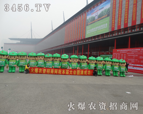火爆氣模娃娃的讓參展人停留下腳步來(lái)觀看