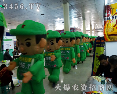 綠色軍裝卡通氣模贏得了農(nóng)資人的支持和關(guān)注