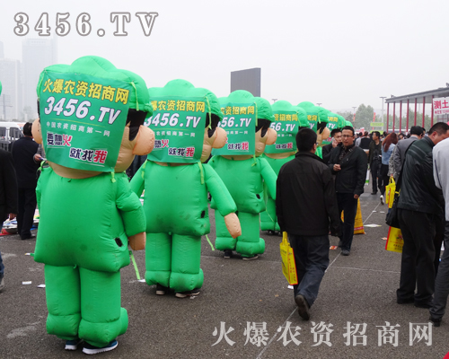 卡通氣模宣傳隊伍給展會帶來了轟動