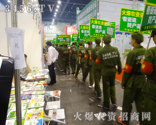 火爆宣傳戰(zhàn)士用不懈的斗志迎來(lái)參觀者的喝彩