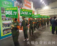 我們不得不被一支耀眼的宣傳列隊(duì)所吸引