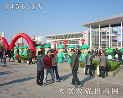 人山人海的展會(huì)現(xiàn)場(chǎng)，陣容龐大的火爆網(wǎng)引人注目