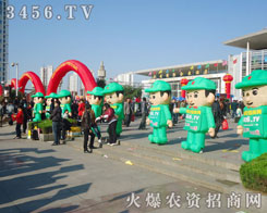 卡通氣模宣傳隊伍在不斷前進(jìn)