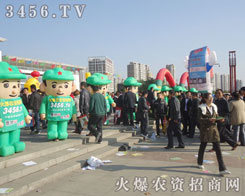 卡通氣模宣傳隊伍撐起一道道美麗的風(fēng)景