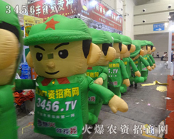 每一個娃娃都邁著堅定的步伐