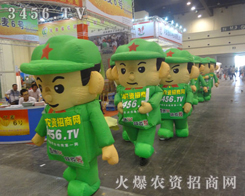 火爆娃娃自信滿懷的走過每一個展位