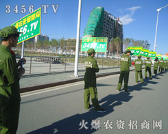 綠色軍裝隊(duì)伍走在新疆農(nóng)博會(huì)的會(huì)場(chǎng)上