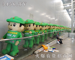 綠色氣模娃娃們排成一字型大步踏進(jìn)磷復(fù)會(huì)會(huì)場(chǎng)