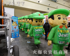火爆網(wǎng)氣模宣傳隊伍向大家揮手微笑