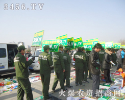 農(nóng)資招商網(wǎng)的身著綠色軍裝前來(lái)慶賀菏澤農(nóng)交會(huì)的開(kāi)幕