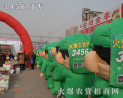 黑莊農(nóng)資會上，火爆綠色軍裝宣傳戰(zhàn)士贏來關(guān)注！