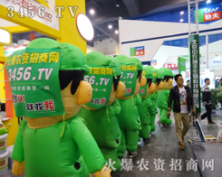 在展會(huì)現(xiàn)場(chǎng)，人們贈(zèng)火爆農(nóng)資招商網(wǎng)滿意和敬意