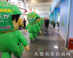 可愛的氣模娃娃宣傳隊伍受到參展人員的青睞